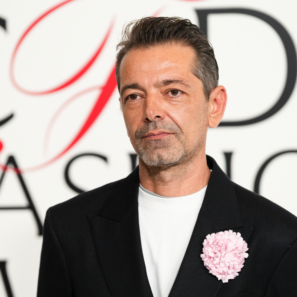 Γιατί ο Pieter Mulier φημολογείται ότι θα είναι ο νέος δημιουργικός διευθυντής του οίκου Versace και τι θα σήμαινε αυτό