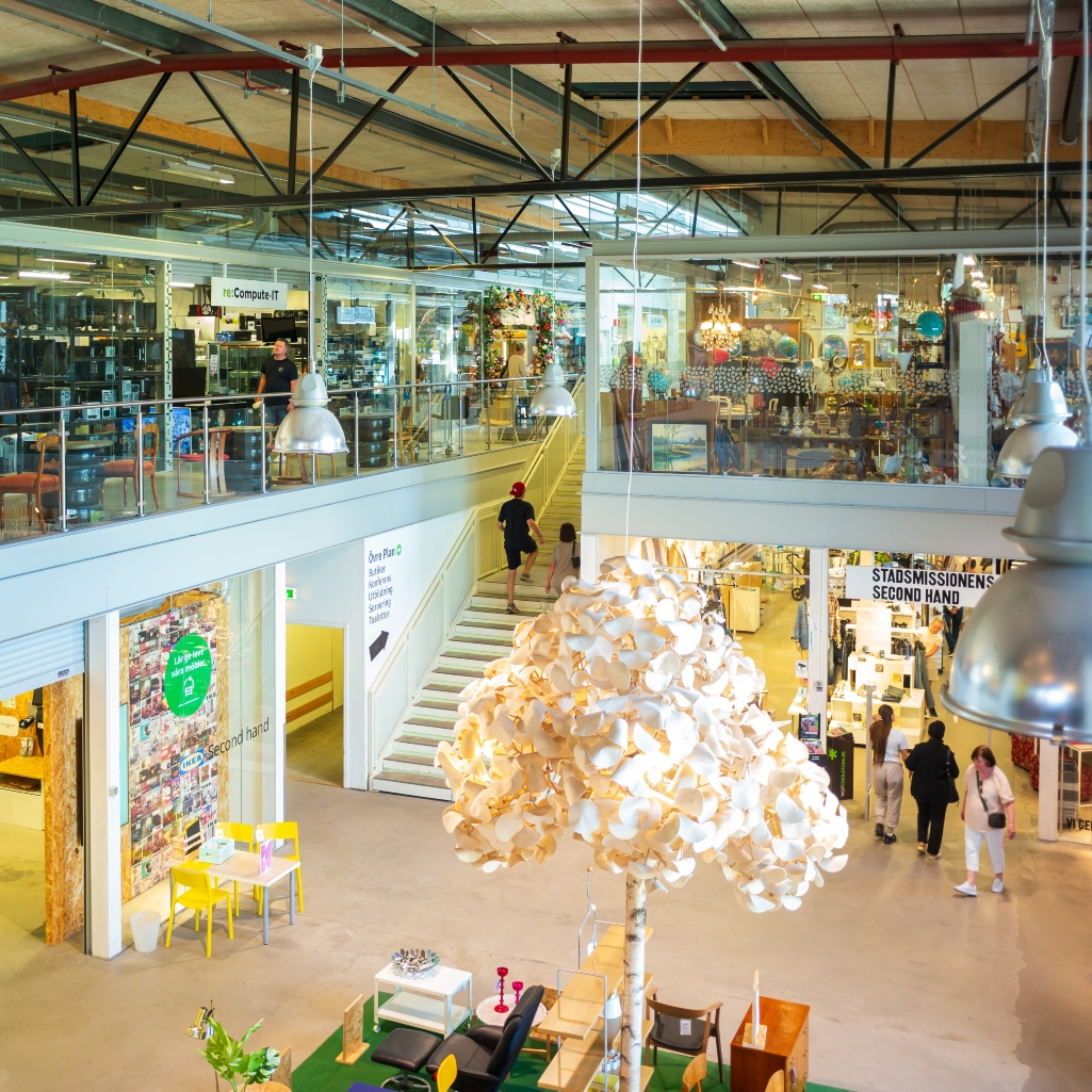 Στη Σουηδία, άνοιξε εμπορικό κέντρο που μετατρέπει σκουπίδια σε στυλάτα ρούχα - Τίποτα απ’ όσα πουλάει δεν είναι καινούργιο