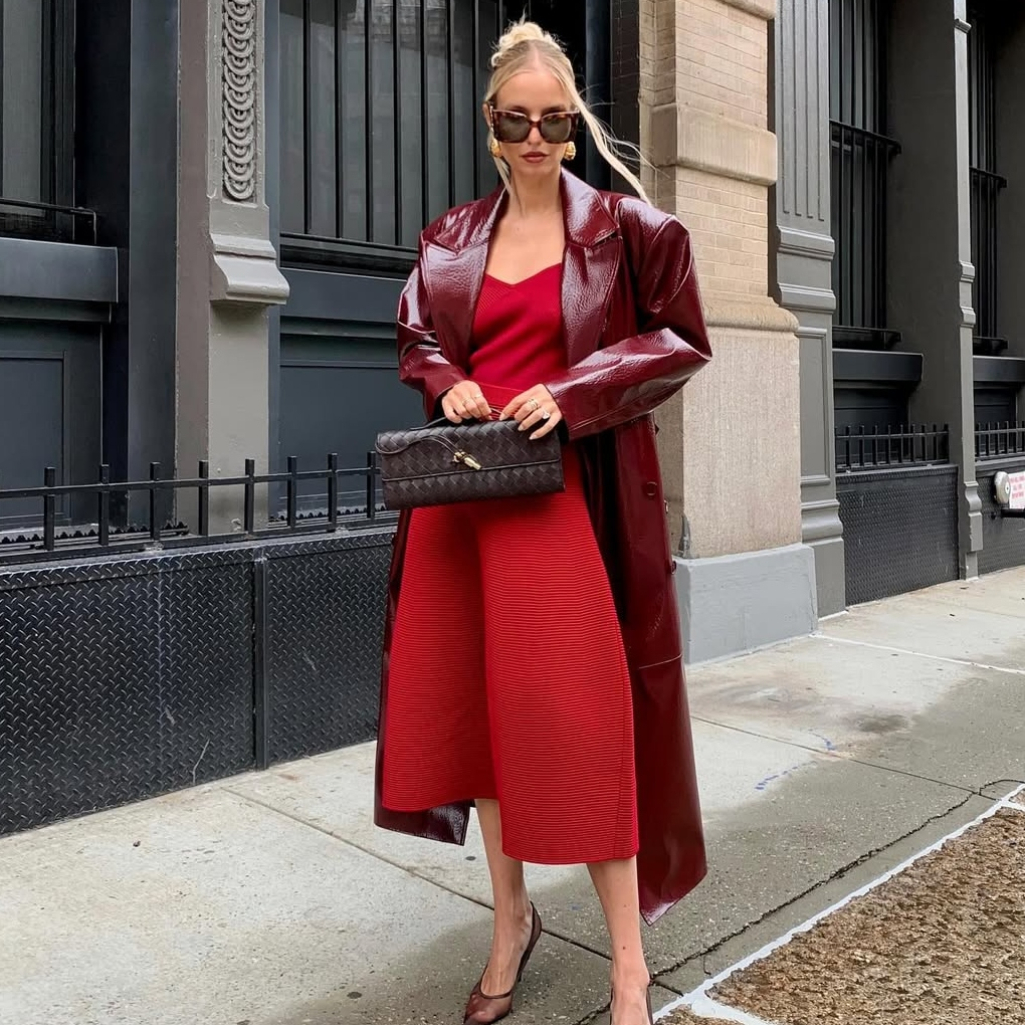 κόκκινα νύχια με γκλίτερ