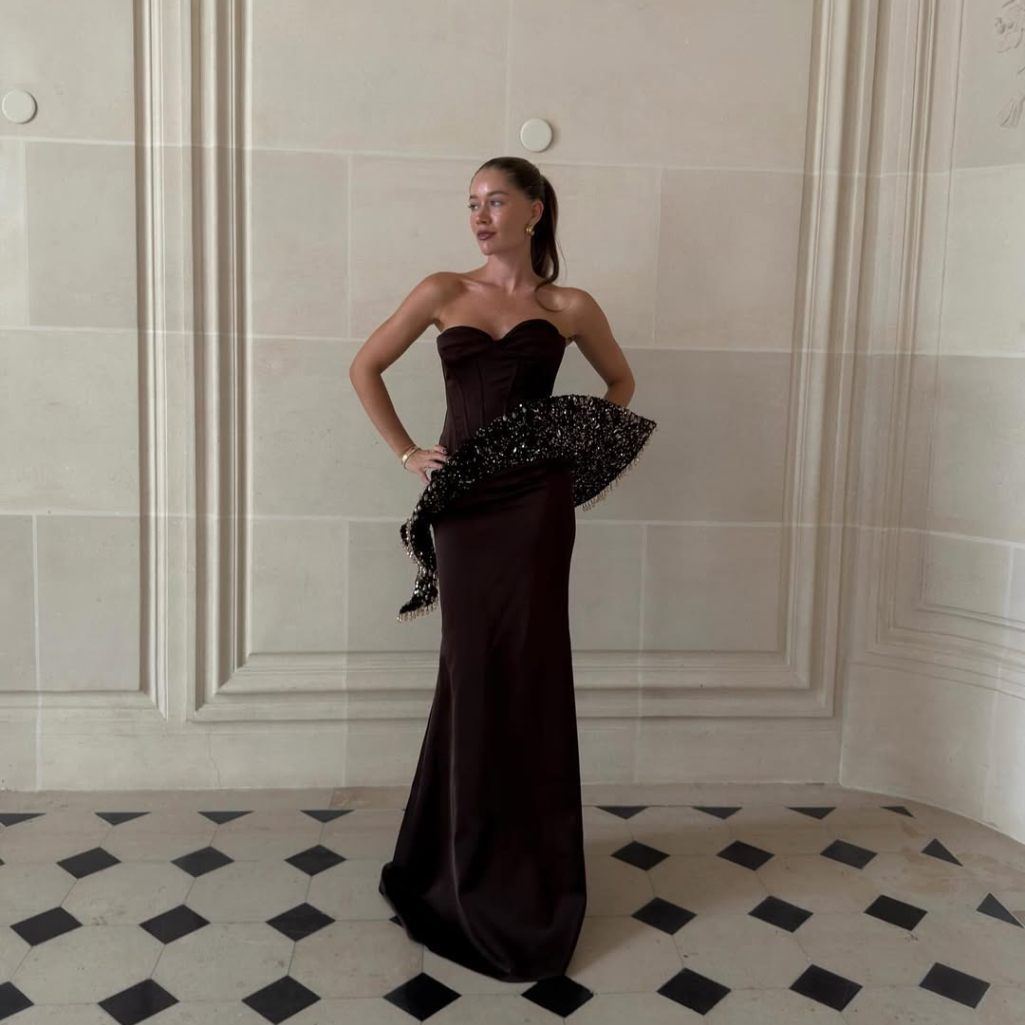 Festive looks: 3 + 1 βελούδινα φορέματα από τα Zara για τα γιορτινά καλέσματα, με λιγότερο από 50 ευρώ