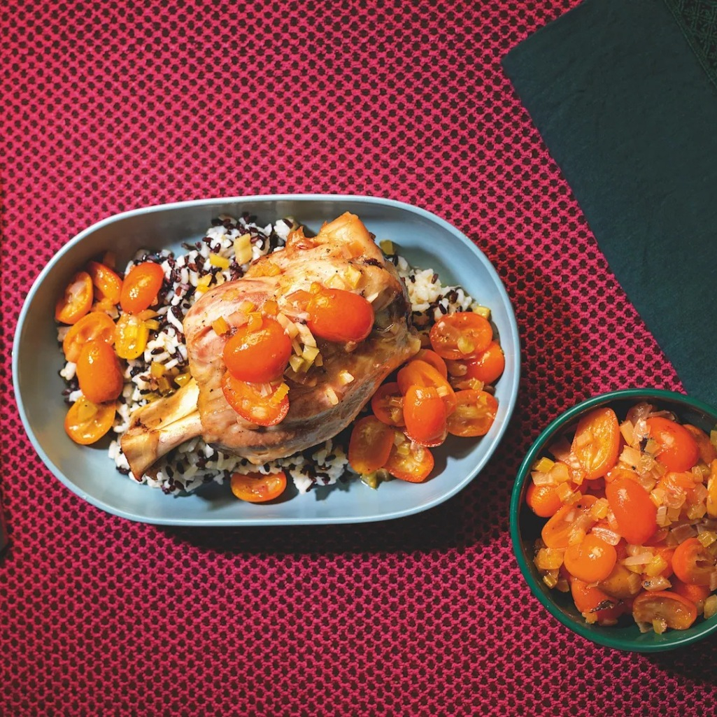 Ζουμερό χοιρινό κότσι με κουμκουάτ και ρύζι 