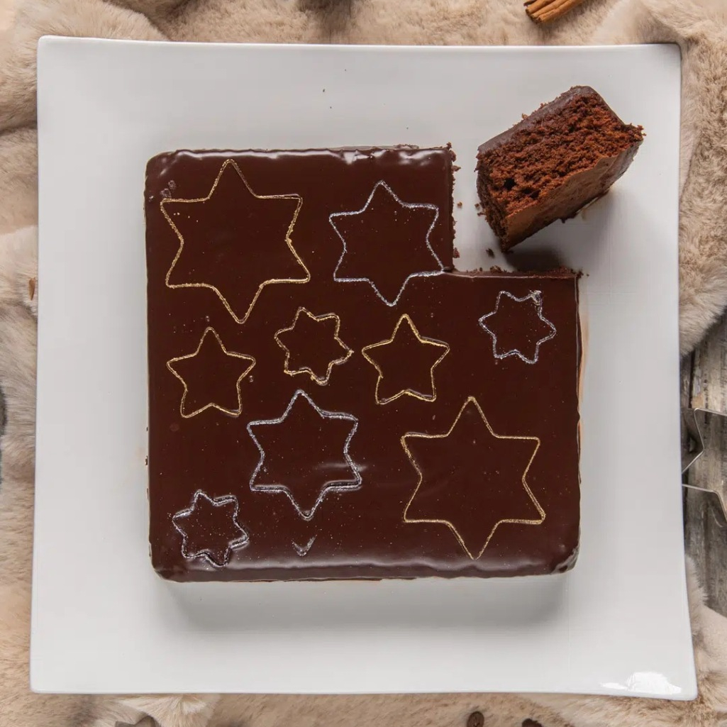 Αρωματικό κέικ με μαύρη σοκολάτα και μπαχαρικά