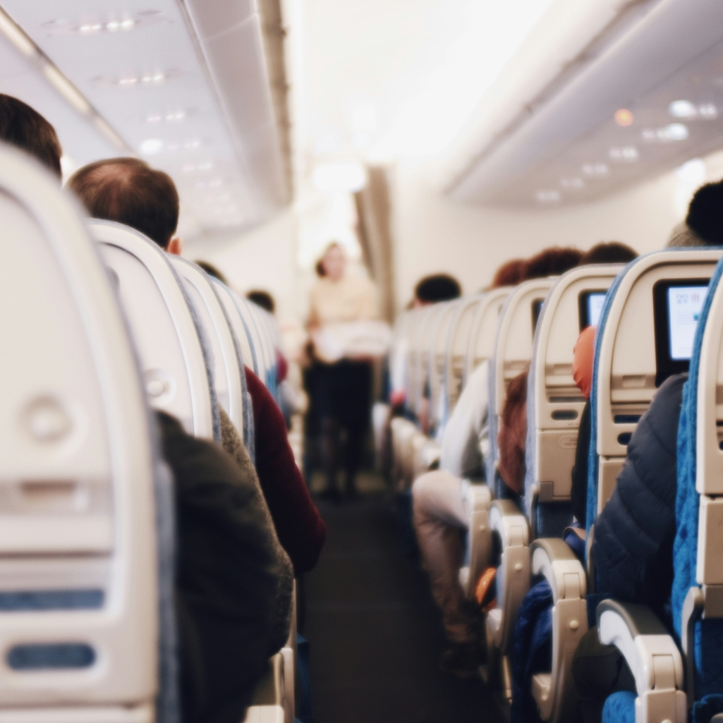 Ποια είναι η καλύτερη θέση να κάθεσαι στο αεροπλάνο, σύμφωνα με τους αεροσυνοδούς