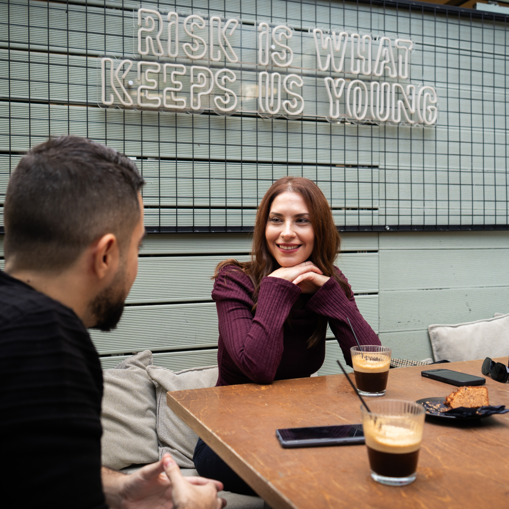 Πώς ένα λευκό χαμόγελο μπορεί να σώσει ένα άβολο πρώτο ραντεβού