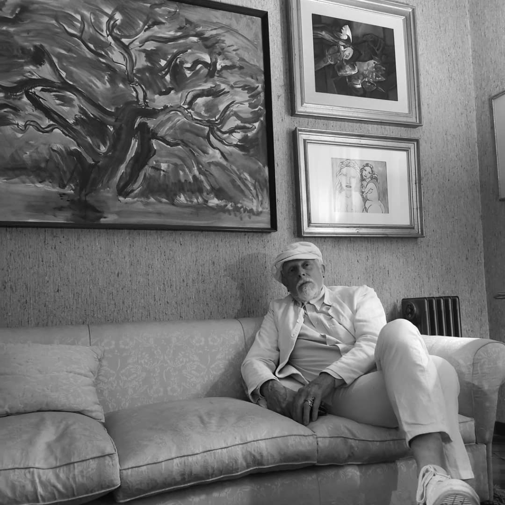 Άντονι Πράις: Ποιος ήταν ο σχεδιαστής που ξεπέρασε τα όρια του φύλου και άλλαξε την οπτική ταυτότητα μιας ολόκληρης εποχής