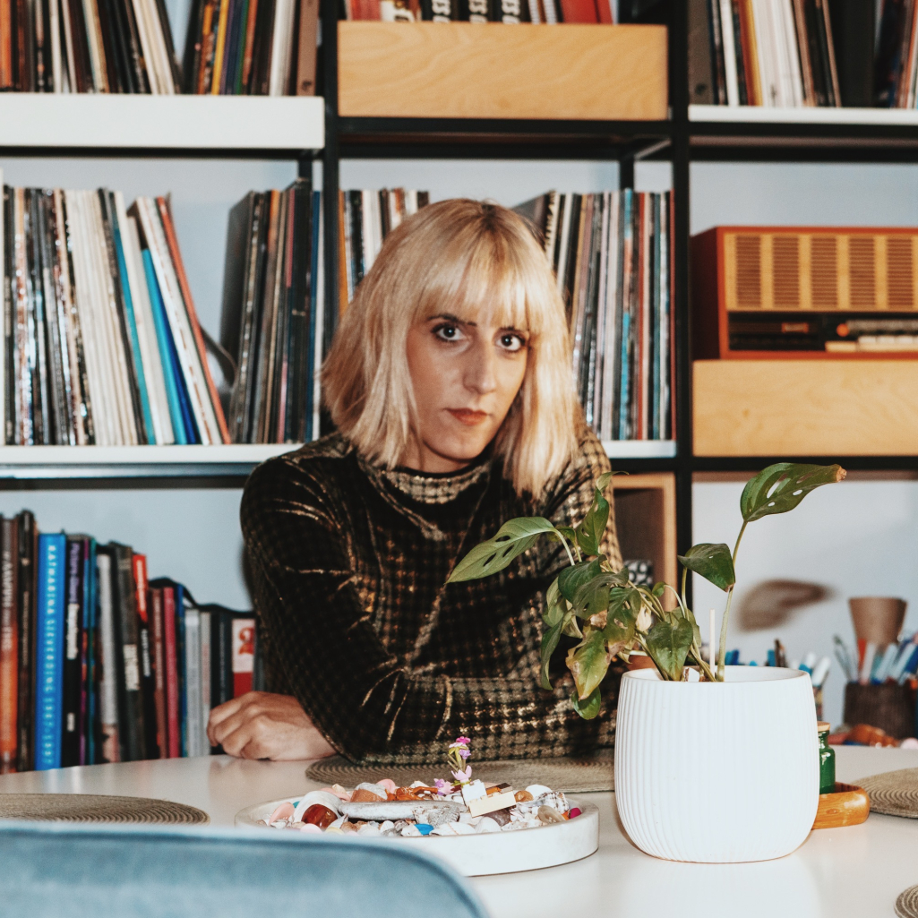 H δημιουργός της Maeda στο JennyGr: «Αφήνω τον εαυτό μου ελεύθερο, δεν είναι ο στόχος μου να κυνηγάω τα trends»