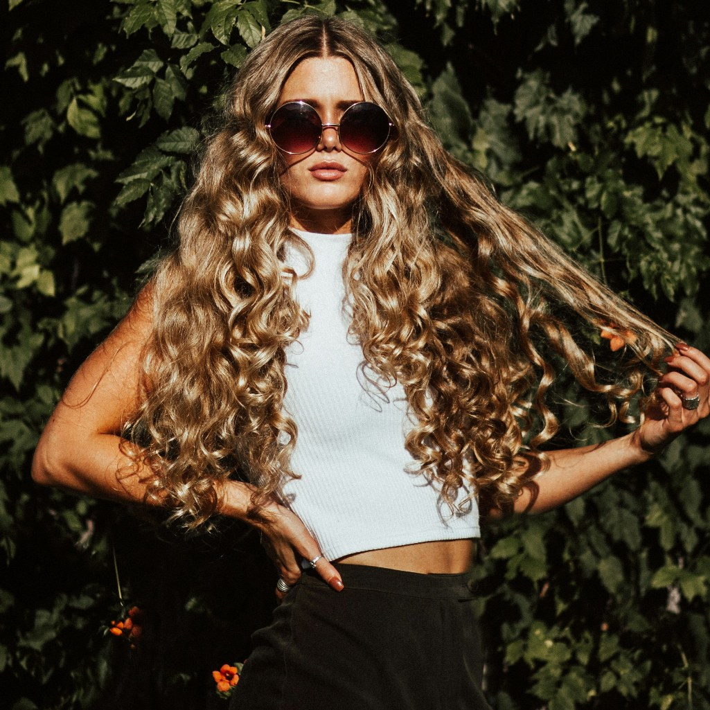 Θέλεις να μακρύνεις τα μαλλιά σου; Οι βιταμίνες που χρειάζεσαι από τη διατροφή σου