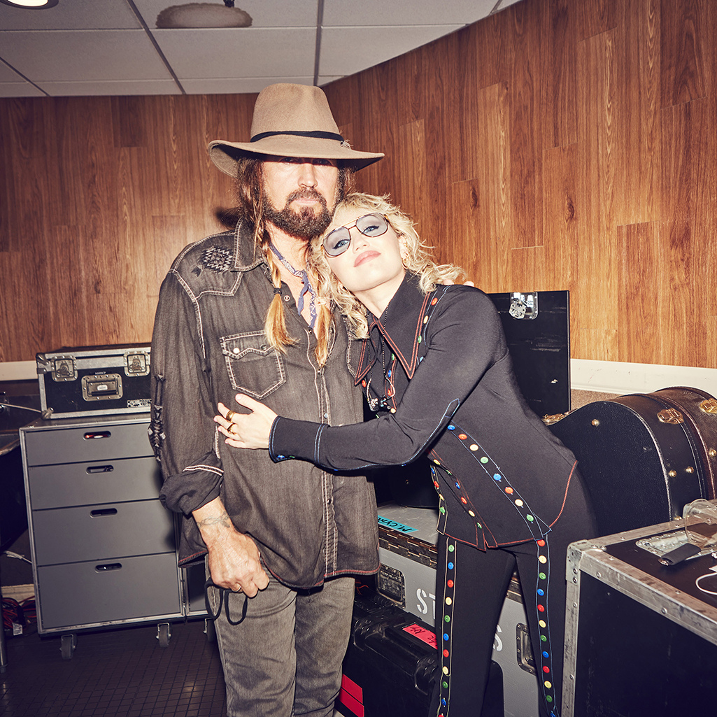 Μπίλι Ρέι Σάιρους: Ζητά χιλιάδες δολάρια από γυναίκα που ισχυρίστηκε πως είναι η βιολογική μητέρα της Μάιλι