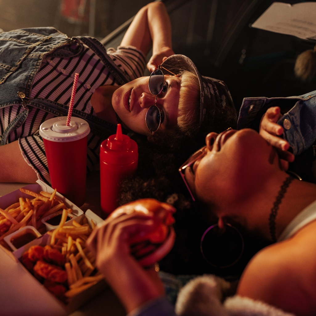 Η Gen Z νοσταλγεί τη δεκαετία του ’90, εξιδανικεύοντας μια εποχή χωρίς τα social media