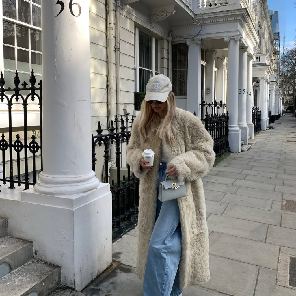 Η faux γούνα από τα Stradivarius που θα φορέσεις με το festive φόρεμά σου αλλά και με τζιν και sneakers