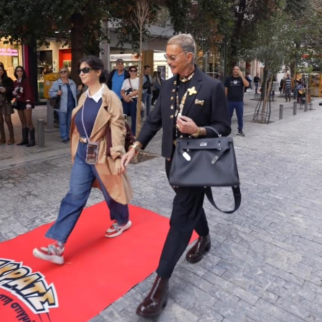 Ο Λάκης Γαβαλάς ξαναχτυπά: Κάνει την Ερμού πασαρέλα και σκορπίζει τη λάμψη του – Χριστουγεννιάτικο glam powered by ΣΚΡΑΤΣ