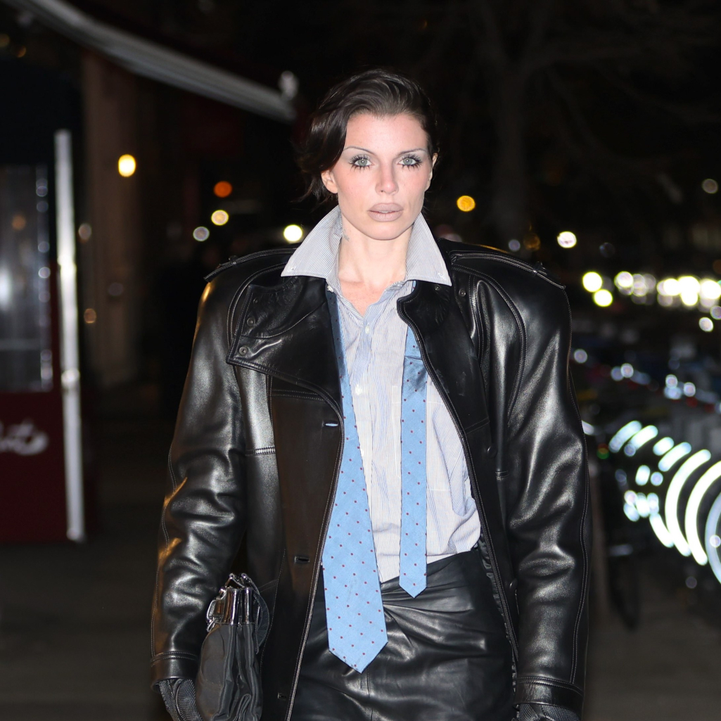 Η Τζούλια Φοξ υιοθέτησε το ανδρόγυνο στιλ με τον πιο ανατρεπτικό τρόπο