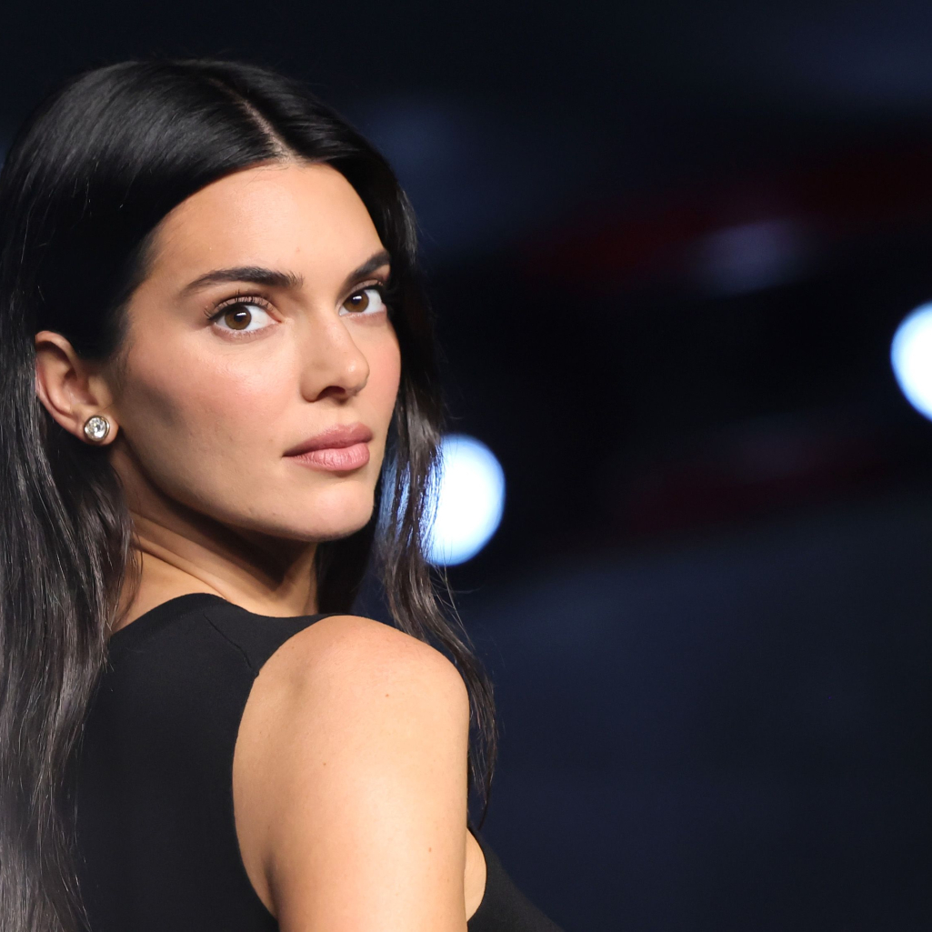 Βρήκαμε τα αγαπημένα sneakers της Κένταλ Τζένερ - και ξέρουμε πώς θα τα φορέσεις