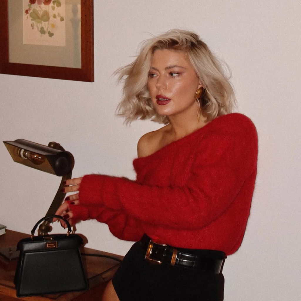 Δεν ξέρεις τι να φορέσεις; Ένα κόκκινο πουλόβερ είναι ό,τι πρέπει για τα γιορτινά outfits