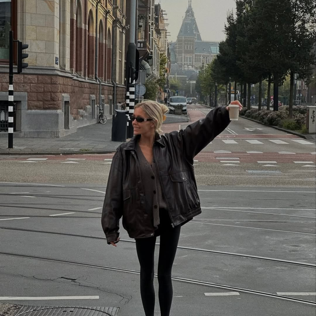 Βαρέθηκες τα κλασικά μαύρα κολάν; 5 + 1 εναλλακτικές με χρώμα που είναι in fashion για να διαλέξεις