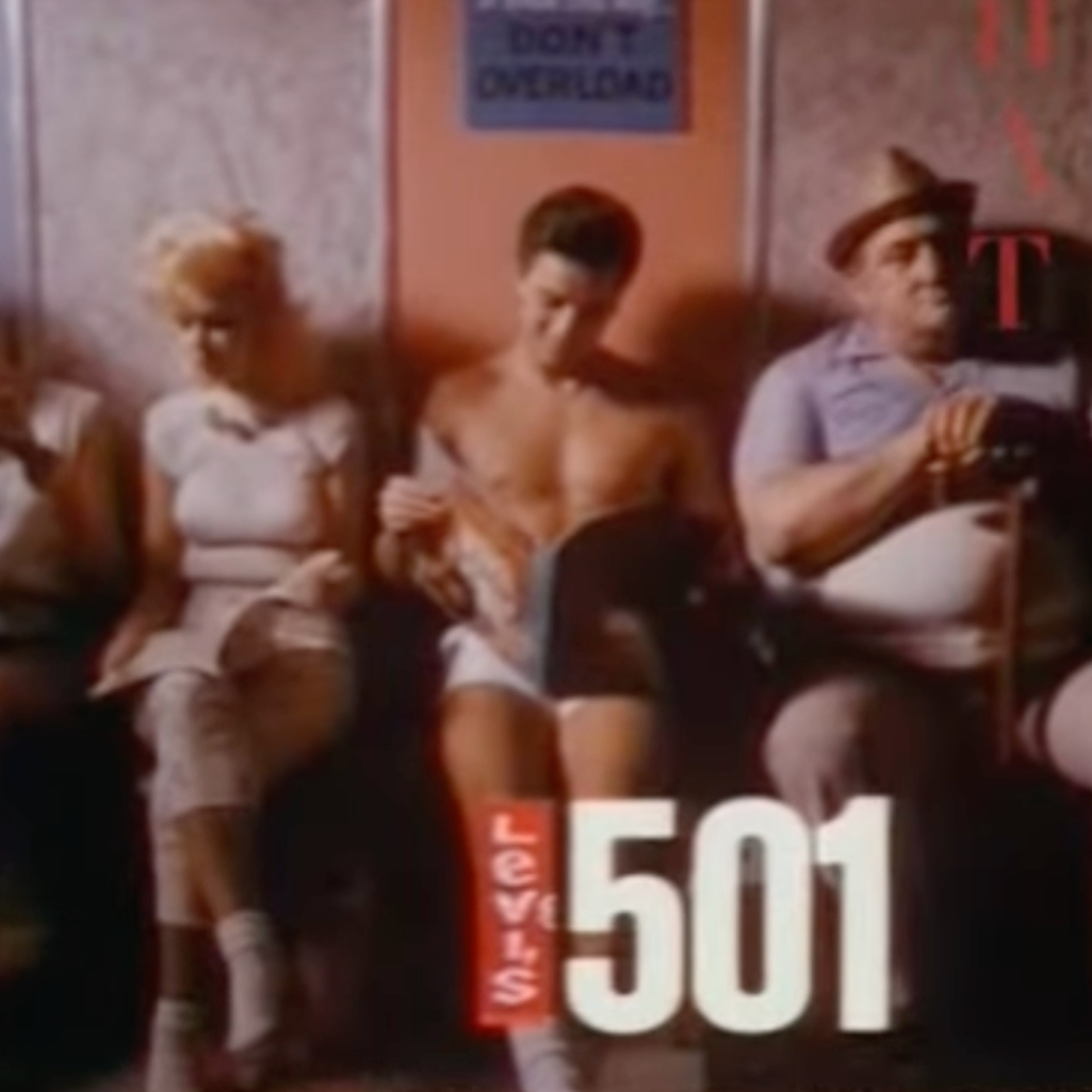 Ένα ανερχόμενο μοντέλο σε αμερικανικό πλυντήριο ρούχων: Η τολμηρή διαφήμιση της Levi’s στη δεκαετία του ’80, που έγραψε ιστορία