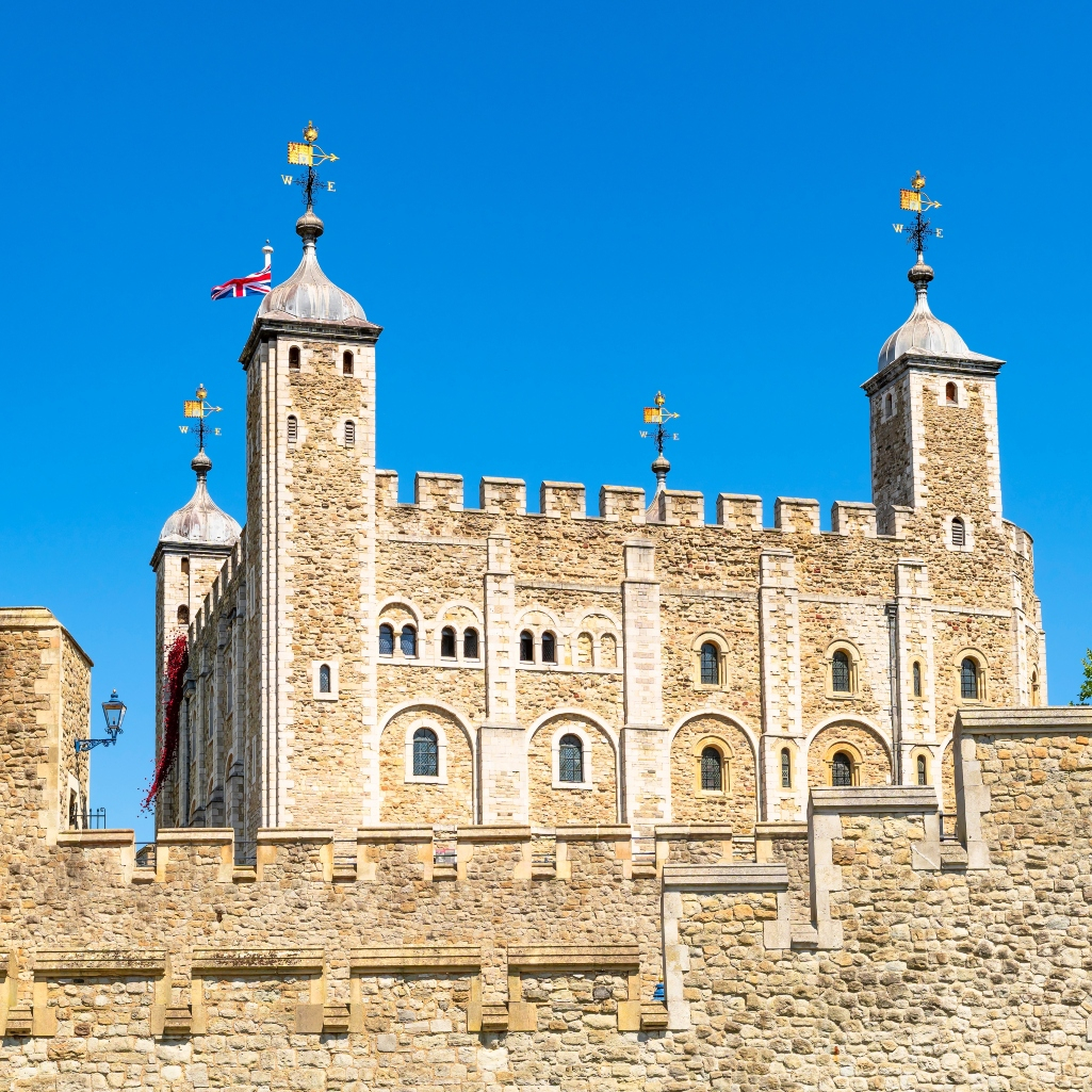 Κλειστός ο Πύργος του Λονδίνου: Διαδηλωτές πέταξαν φαγητό στη βιτρίνα του Αυτοκρατορικού Στέμματος