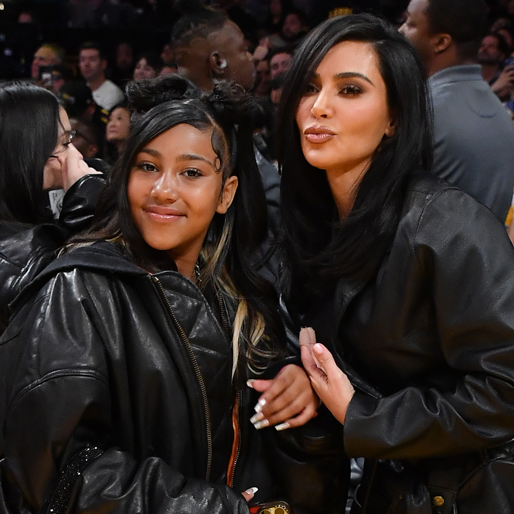 Νορθ Γουέστ: Η κόρη της Κιμ Καρντάσιαν κάνει viral εμφάνιση με “shark grillz” και μπλε μαλλιά