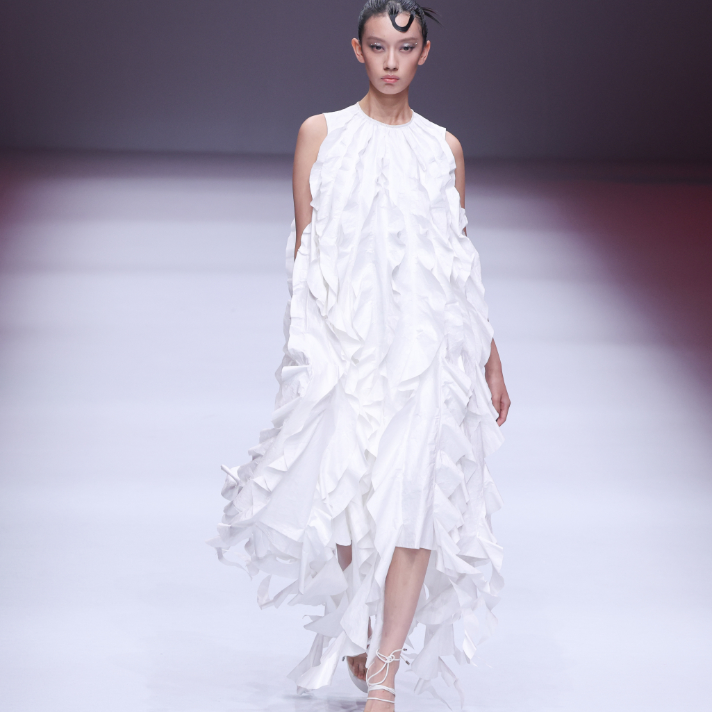 Η Pantone αποκάλυψε το χρώμα του 2026 - Μια απόχρωση που επαναπροσδιορίζει τη διακριτική κομψότητα και την καθαρότητα 