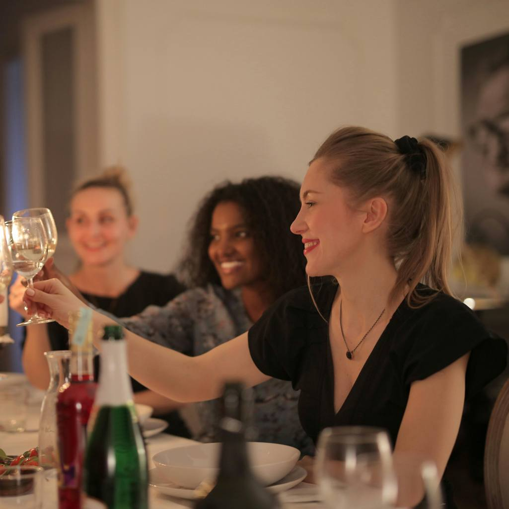 Το μυστικό της μακροζωίας ίσως είναι στο… τραπέζι: Γιατί το φαγητό με παρέα κάνει καλό στην υγεία σου