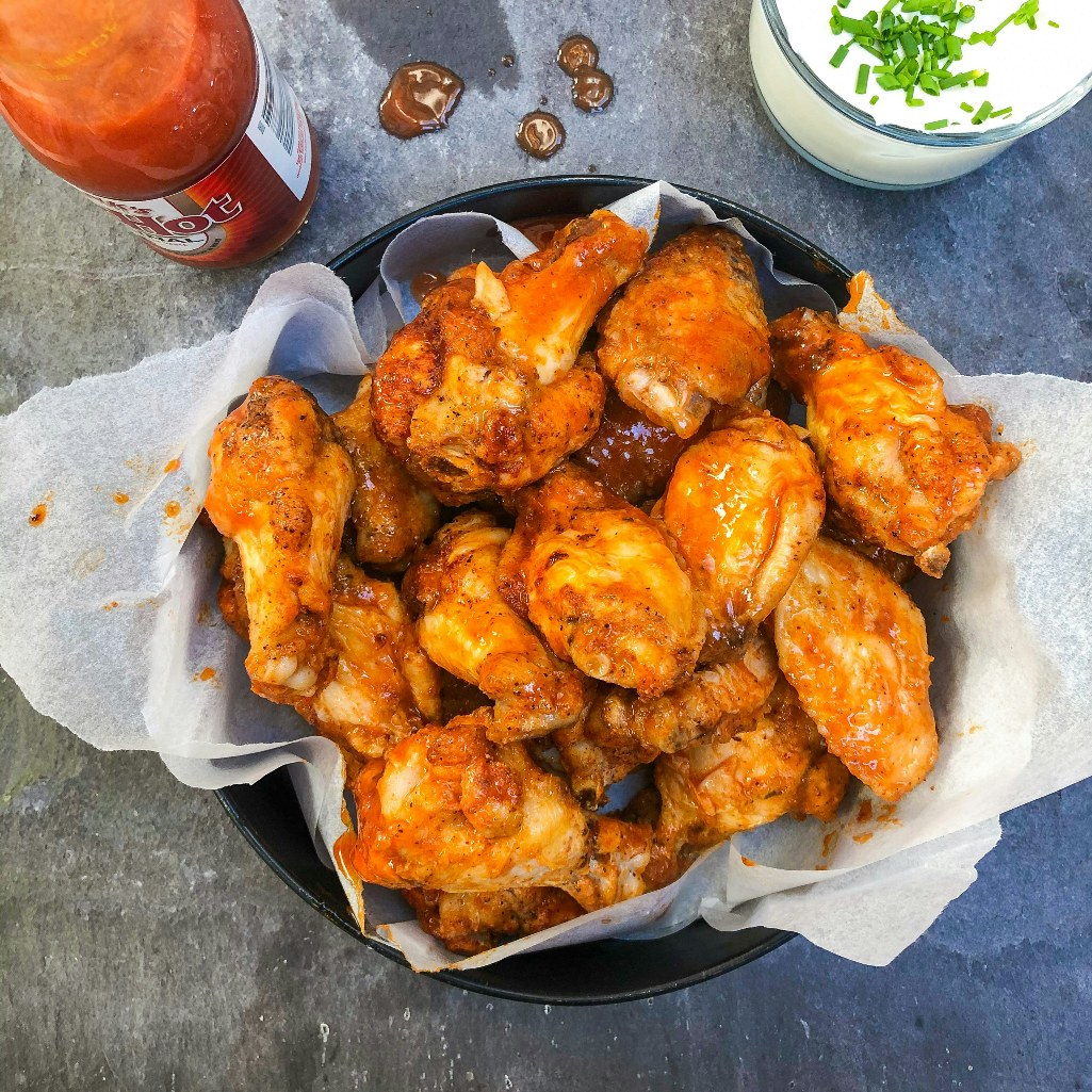 Καυτερές φτερούγες κοτόπουλου στο air fryer με μέλι και καπνιστή πάπρικα: Ο απόλυτος πειρασμός