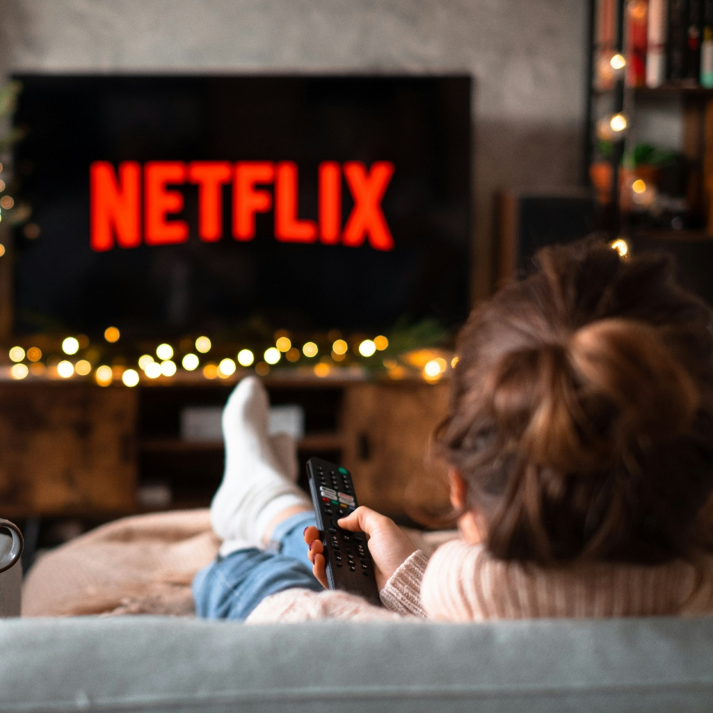 Γιατί μας ελκύουν ταινίες και σειρές που δεν μας αρέσουν, σύμφωνα με ψυχολόγους