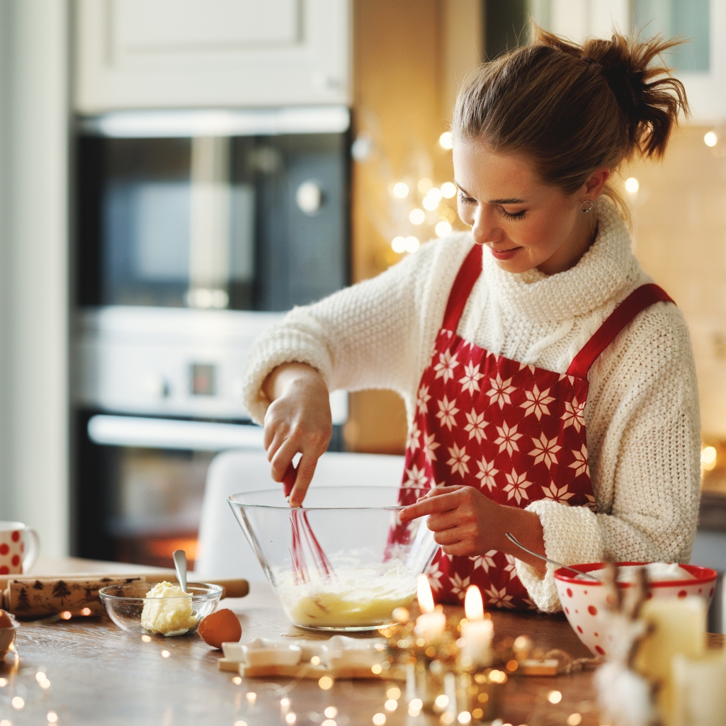 Σου έχουμε τον απόλυτο οδηγό για τους πιο αφράτους κουραμπιέδες: Η μυστική πινελιά για να λιώνουν στο στόμα 