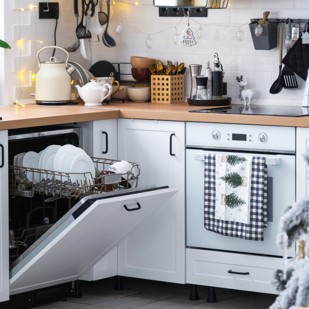 Χριστουγεννιάτικο τραπέζι: Σου έχουμε τον απόλυτο οδηγό τριών βημάτων για πιάτα και ποτήρια σαν να τα αγόρασες μόλις χθες