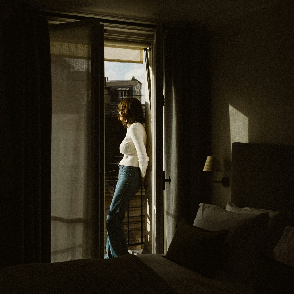 Λένε ψέματα για τη ζωή τους, χωρίς να το συνειδητοποιούν: 10 πράξεις που λειτουργούν ως προσωπεία 