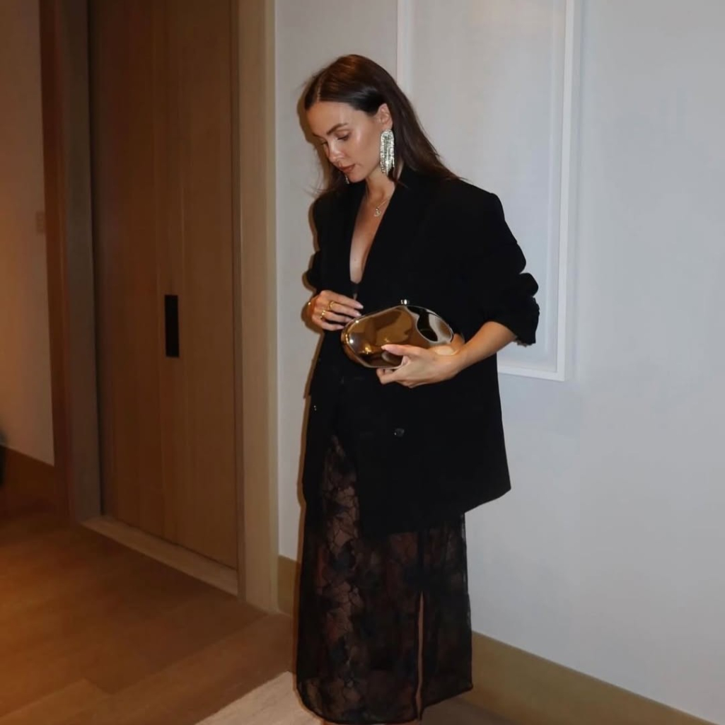 Πώς θα λάμψεις στο Χριστουγεννιάτικο δείπνο με ένα μόνο κομμάτι που έχεις ήδη στη γκαρνταρόμπα σου 