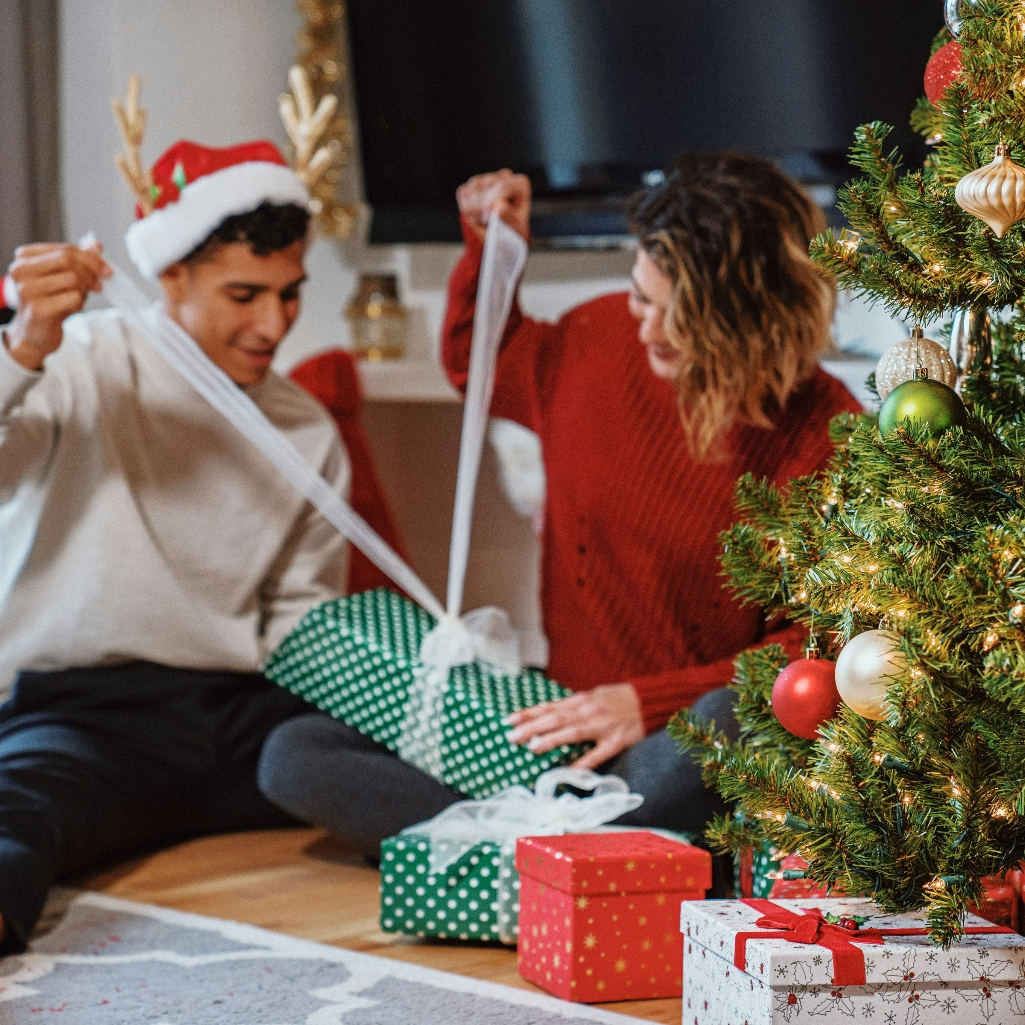 Δύο πράγματα που κάνουν τα επιτυχημένα ζευγάρια τις γιορτές, σύμφωνα με ψυχολόγο