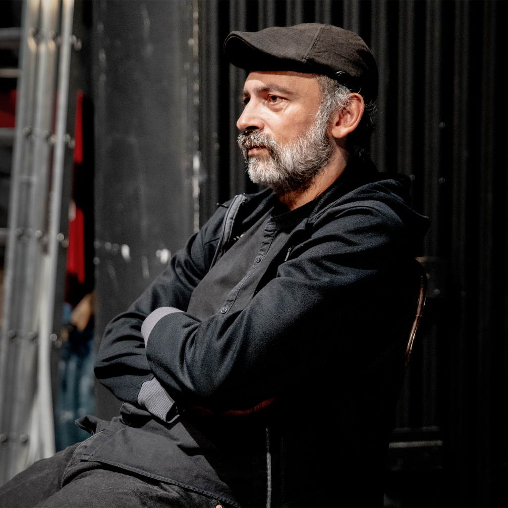 Χρήστος Σουγάρης στο JennyGr: «Η Λόλα δεν είναι ένα σκηνικό πρόσωπο, αλλά μία συνθήκη και ένα σύμβολο»