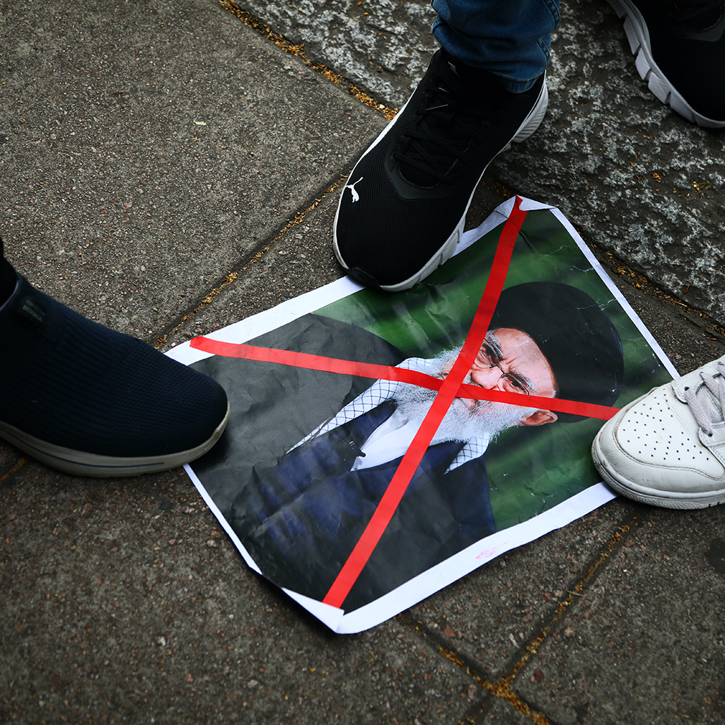 Ιράν: Γυναίκες καίνε φωτογραφίες του Αλί Χαμενεΐ για να ανάψουν τσιγάρο - Συνεχίζονται οι διαδηλώσεις