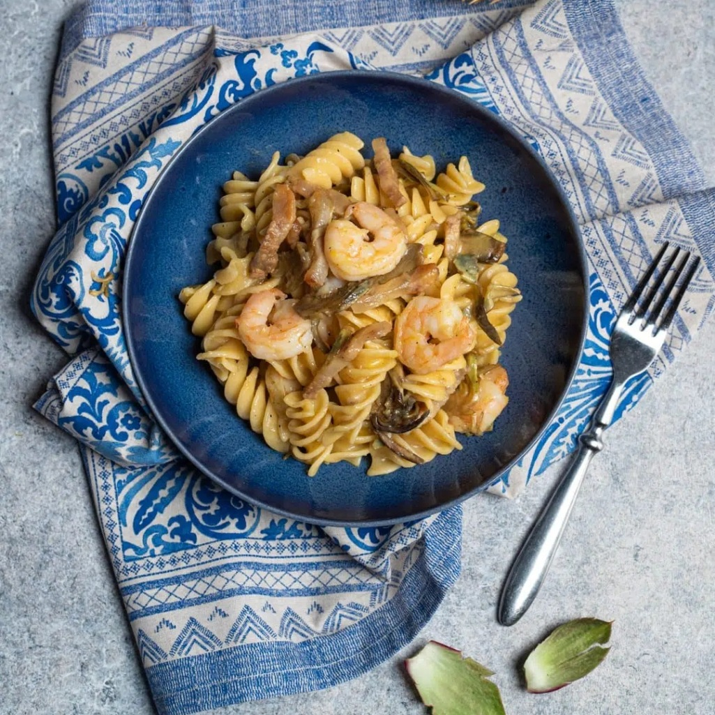 Καρμπονάρα στεριάς και θάλασσας με αγκινάρες, γκουαντσάλε και γαρίδες