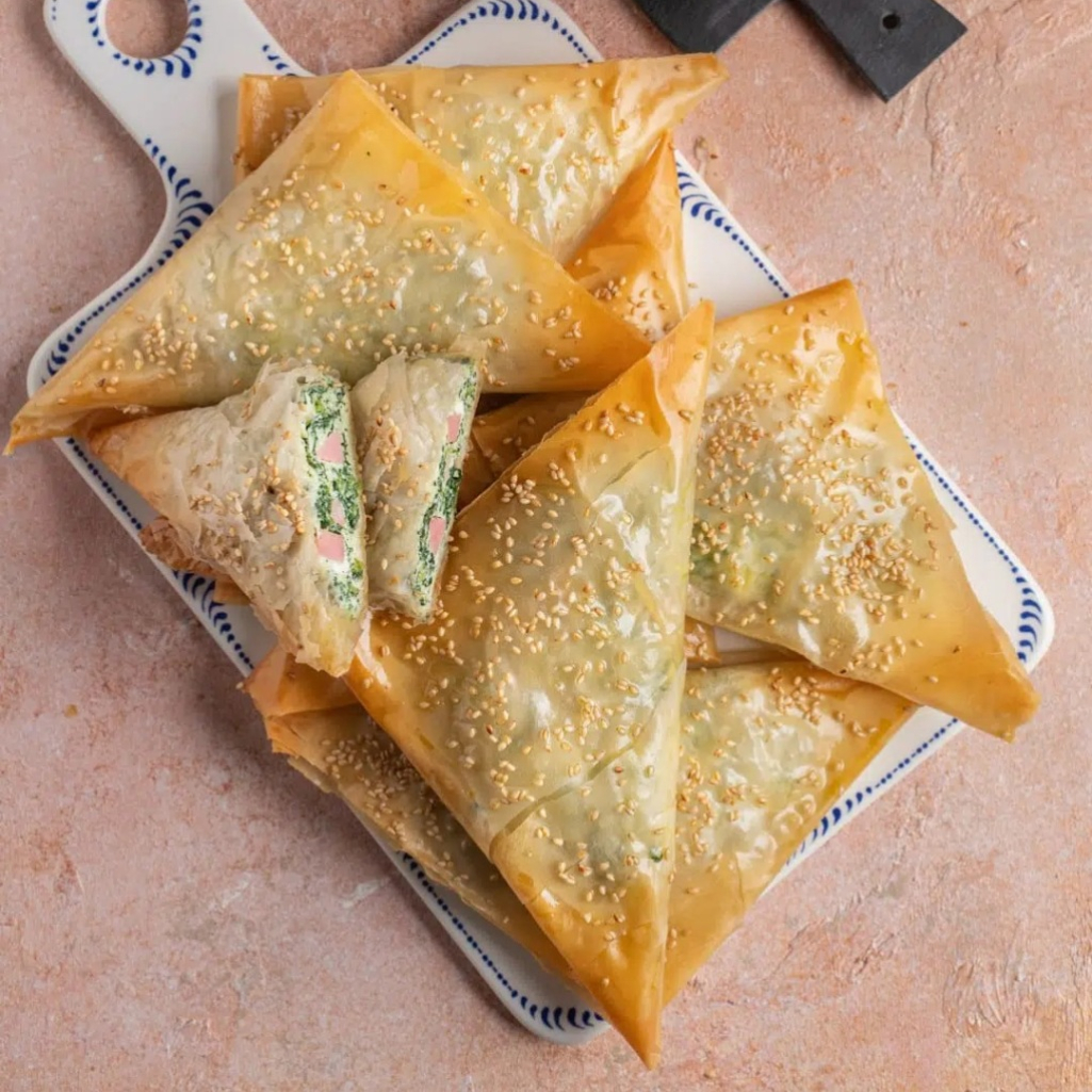 Σπανακοπιτάκια με μια έκπληξη: Μορταδέλα για πλούσια και αρωματική γέμιση