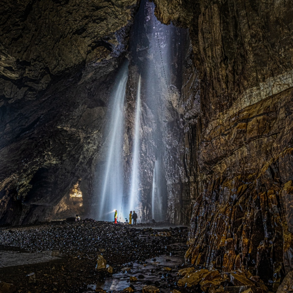 Το μαγευτικό σπήλαιο με τον κρυφό καταρράκτη που μπορείς να δεις μόνο δύο φορές τον χρόνο