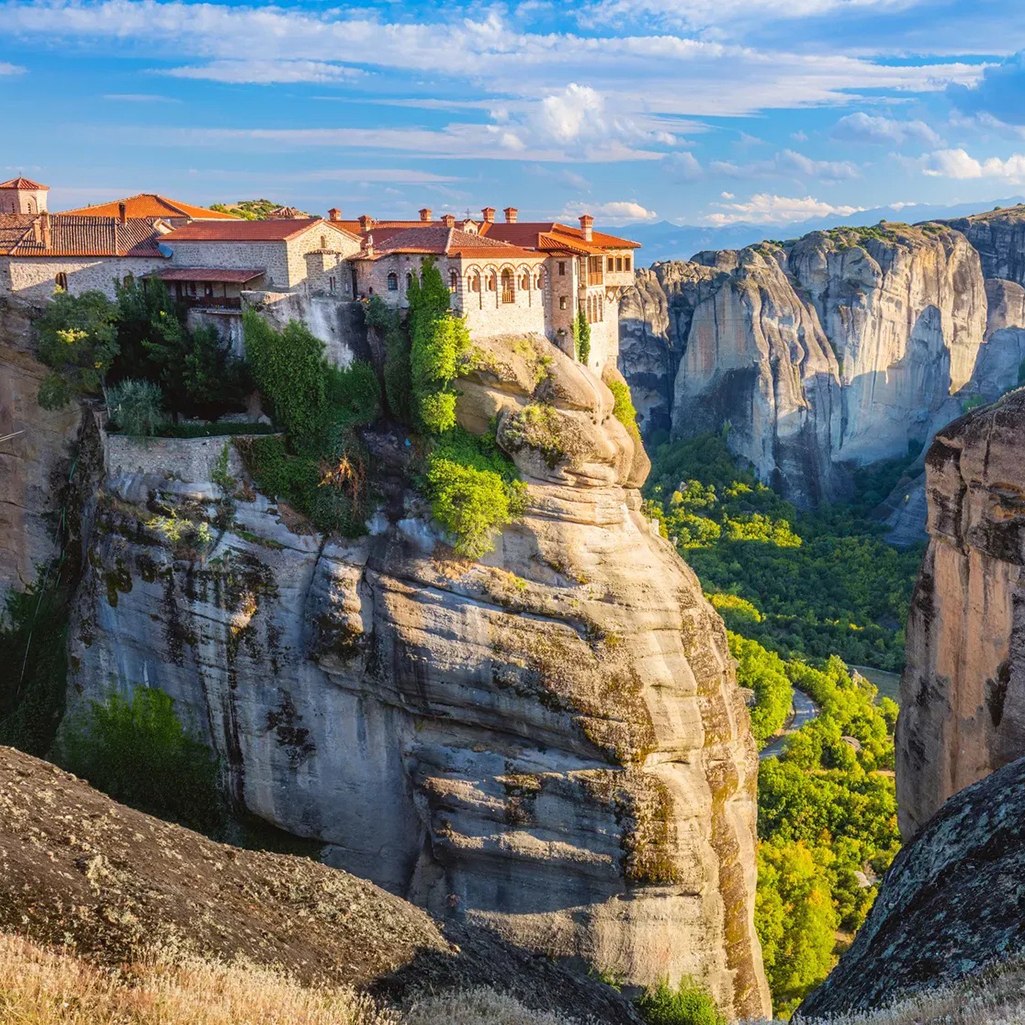 Θέα που "κόβει την ανάσα": 8 μοναστήρια στην Ελλάδα χτισμένα στα βράχια