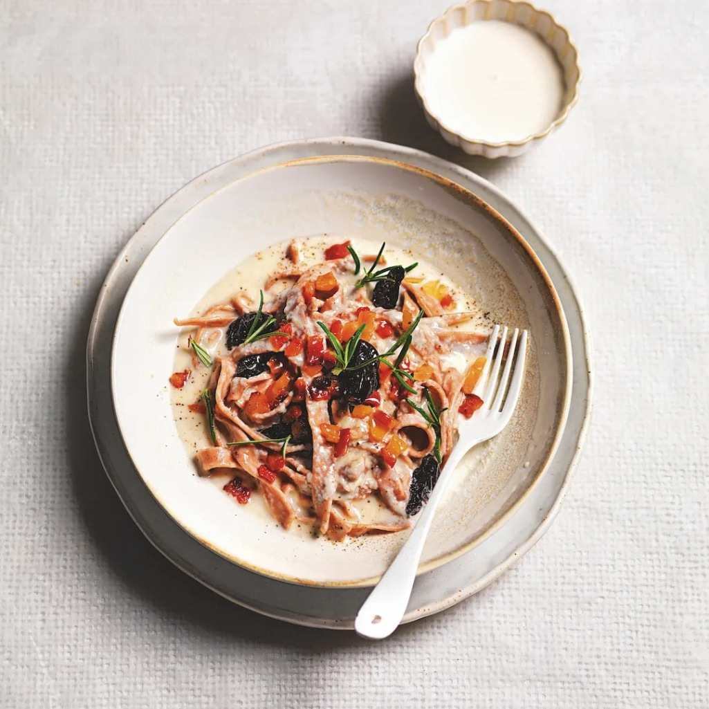 Σπιτικές ταλιατέλες από αλεύρι κάστανου με κρέμα γάλακτος, μπέικον και δαμάσκηνα