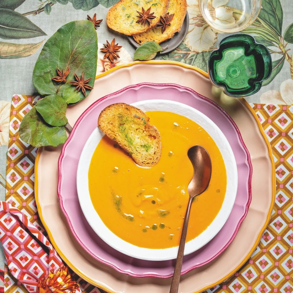 Κρεμώδης και αρωματική βελουτέ σούπα γλυκοπατάτας με αστεροειδή γλυκάνισο