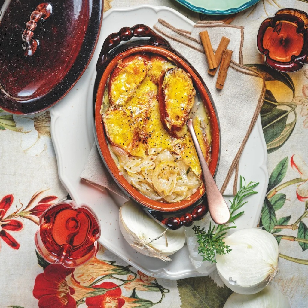 Ζεστή και αρωματική κρεμμυδόσουπα με έμενταλ