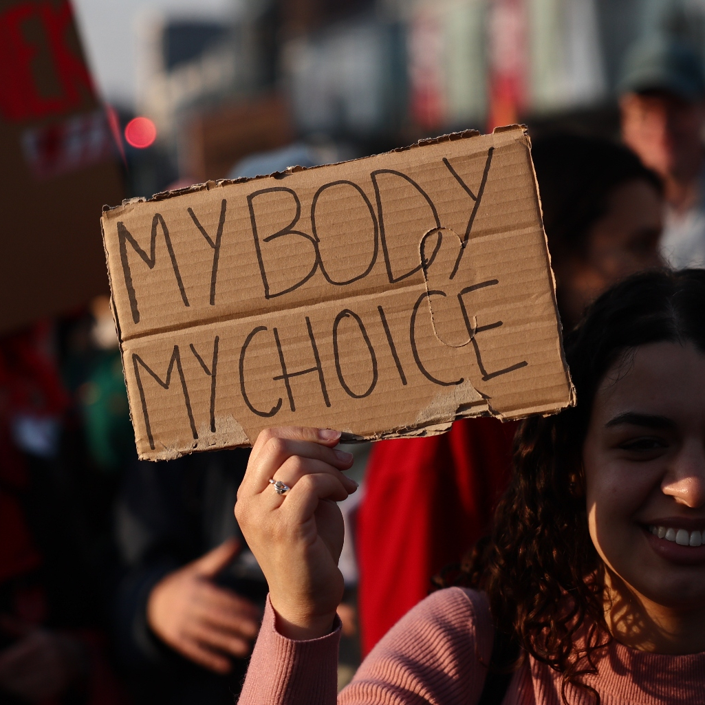 Γιατί οι κατοχυρωμένες συνταγματικά αμβλώσεις, επανέρχονται συνεχώς ως θέμα συζήτησης; - 3 γυναίκες δημοσιογράφοι απαντούν