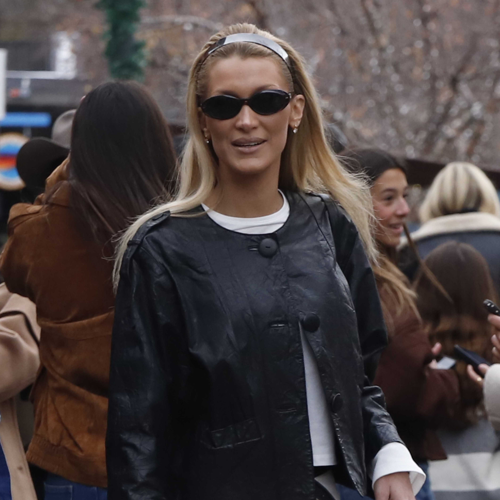 Total white τον χειμώνα; Η Μπέλα Χαντίντ λέει «ναι» στο πιο απροσδόκητο χρώμα για την εποχή και ξέρουμε πώς θα αντιγράψουμε το στιλ της