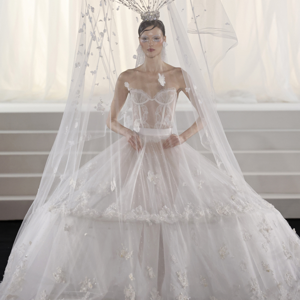 Η Celia Kritharioti παρουσίασε έκανε μια Old Hollywood Avant-Première στο Παρίσι – Η εντυπωσιακή couture συλλογή