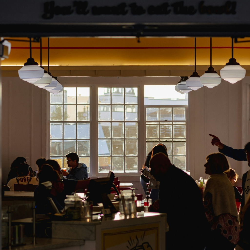 Θα καθόσουν στο ίδιο τραπέζι με έναν άγνωστο; Πώς τα Chatty Cafes καταπολεμούν την επιδημία της μοναξιάς