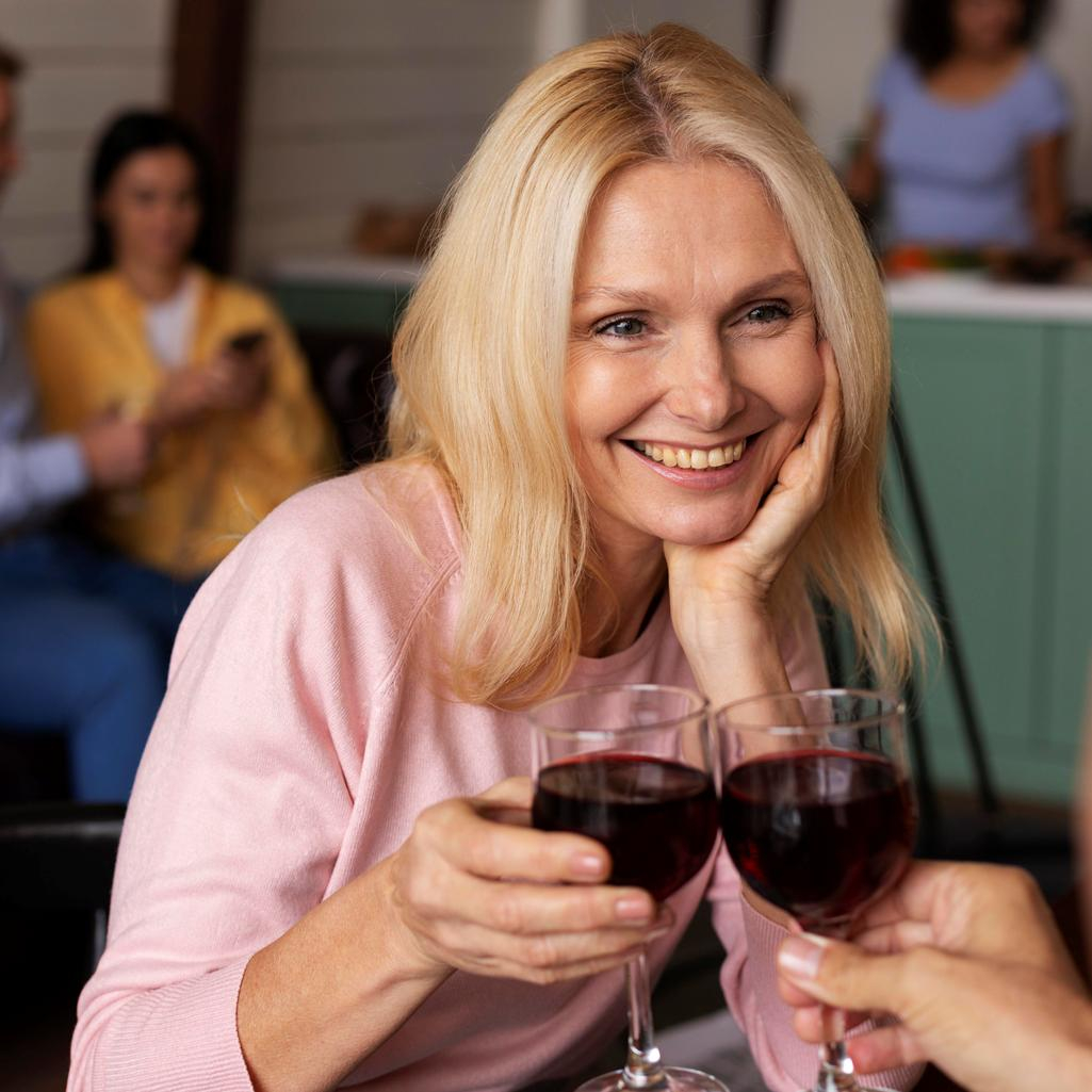 Να γατί το αλκοόλ επηρεάζει περισσότερο τις γυναίκες στην εμμηνόπαυση