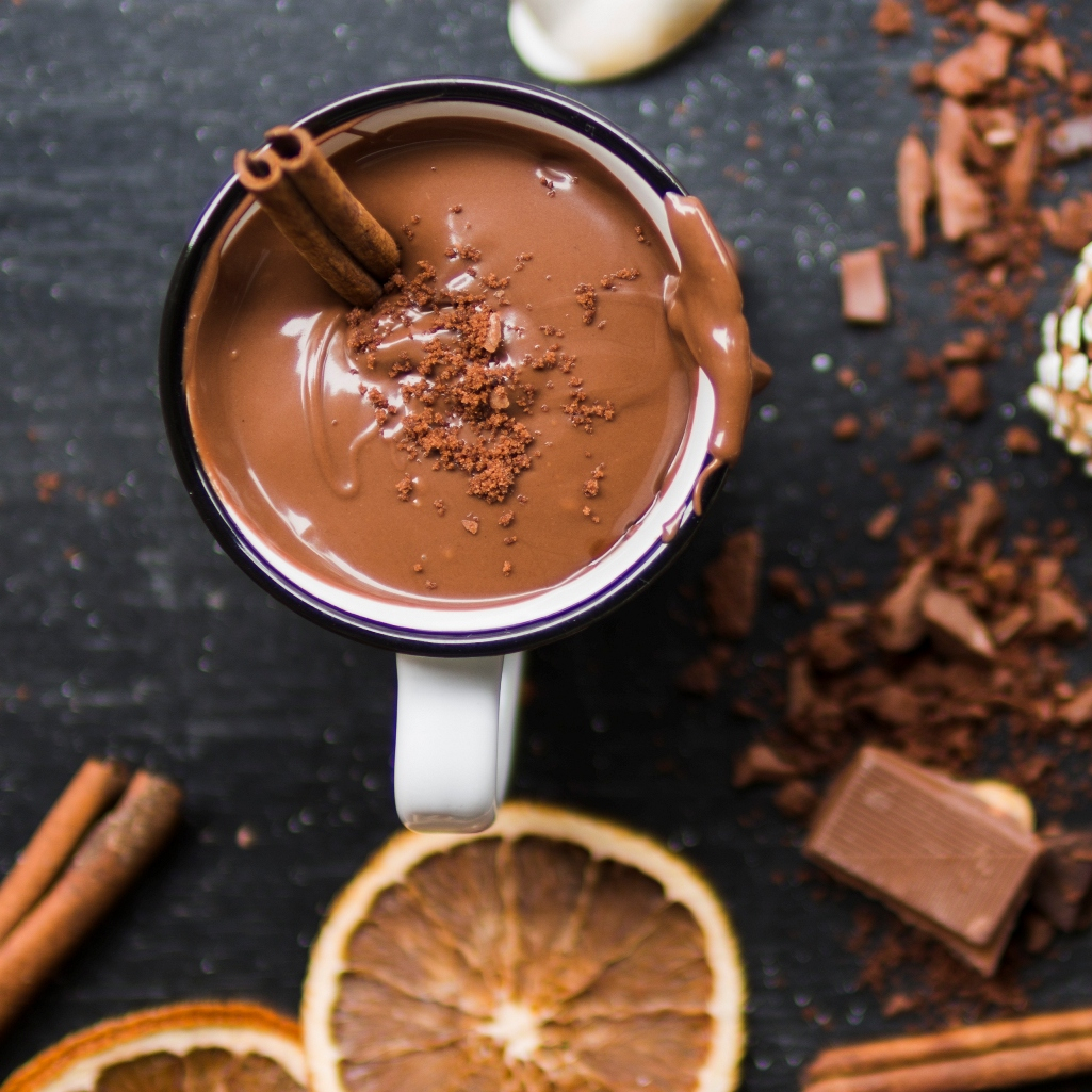4 υγιεινοί τρόποι για να φτιάξεις ζεστή σοκολάτα στο σπίτι χωρίς περιττές θερμίδες