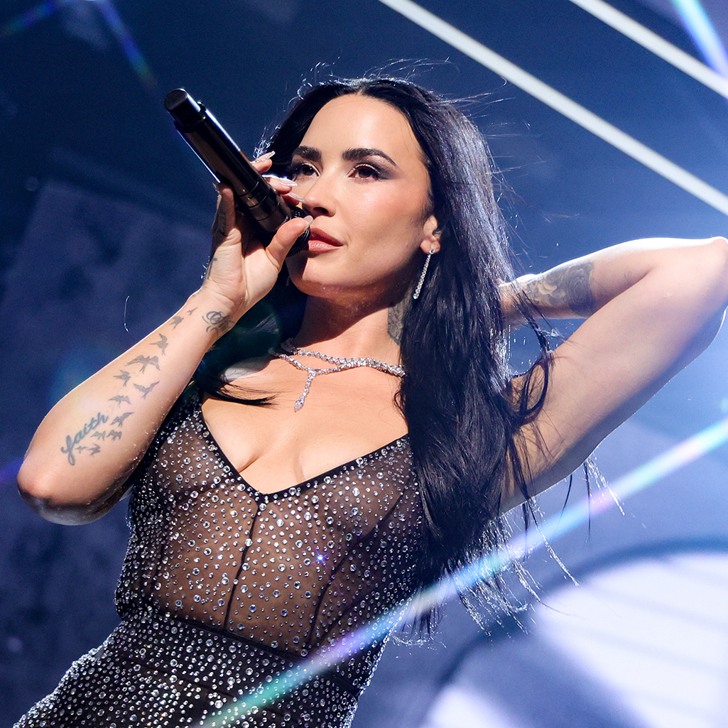 Η Ντέμι Λοβάτο ποζάρει με μπικίνι, αναδεικνύοντας το σώμα της μετά την απώλεια 22 κιλών