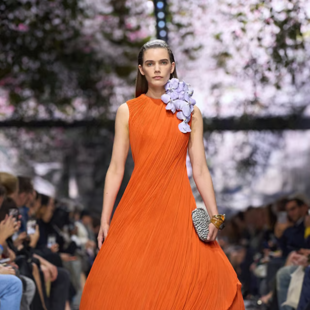 Ο Τζόναθαν Άντερσον και η «ανθισμένη» πρώτη του haute couture συλλογή για τον οίκο Dior