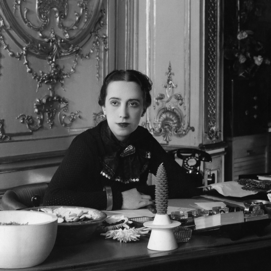 «Schiaparelli: Fashion Becomes Art»: Όταν η μόδα και η τέχνη βρίσκονται στο ίδιο σουρεαλιστικό μονοπάτι 