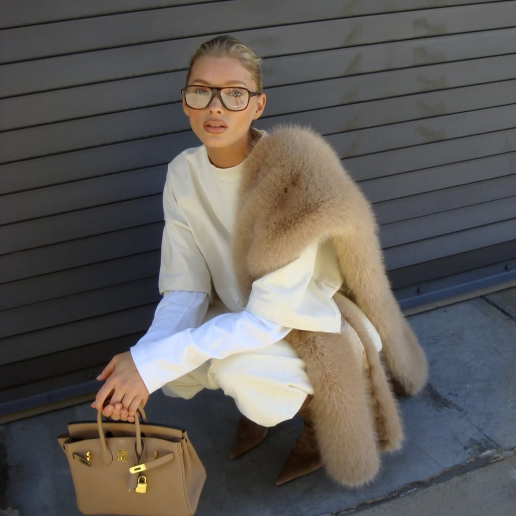 Αντί για μαύρο: Η Έλσα Χοσκ μάς δείχνει πώς να φορέσουμε τις μπότες στο πιο απροσδόκητο χρώμα για τον χειμώνα